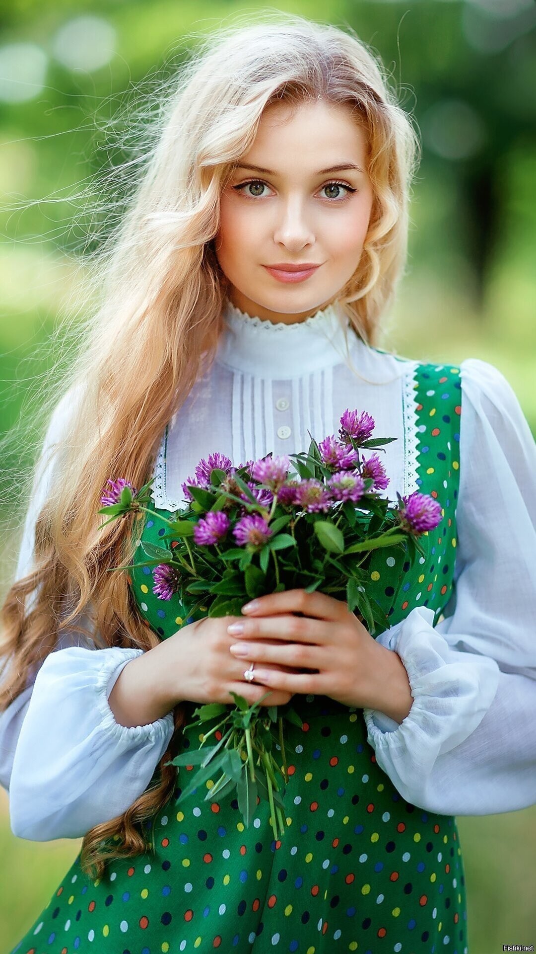 Girls in Slavic costumes in Veracruz